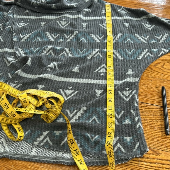 LulaRoe Aztec print top.  Waffle knit fabric. Good condition. Size Large. - Picture 8 of 11